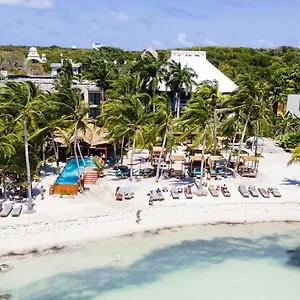 Nomads Hotel&beachclub Hotel